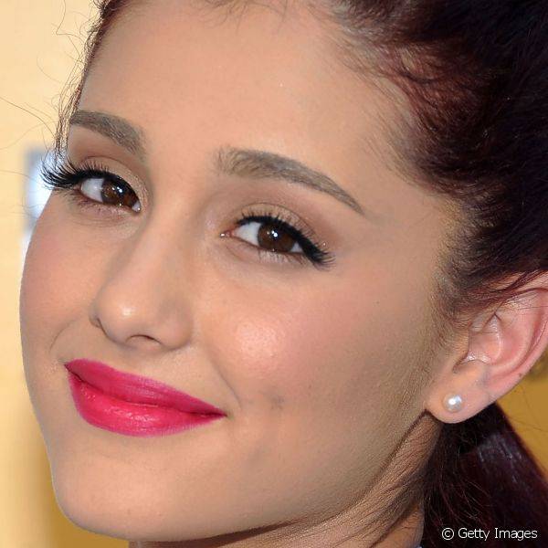Para comparecer a um evento jovem, em 2012, Ariana Grande usou um traço de delineador mais discreto e caprichou na cor dos lábios com um rosa vibrante